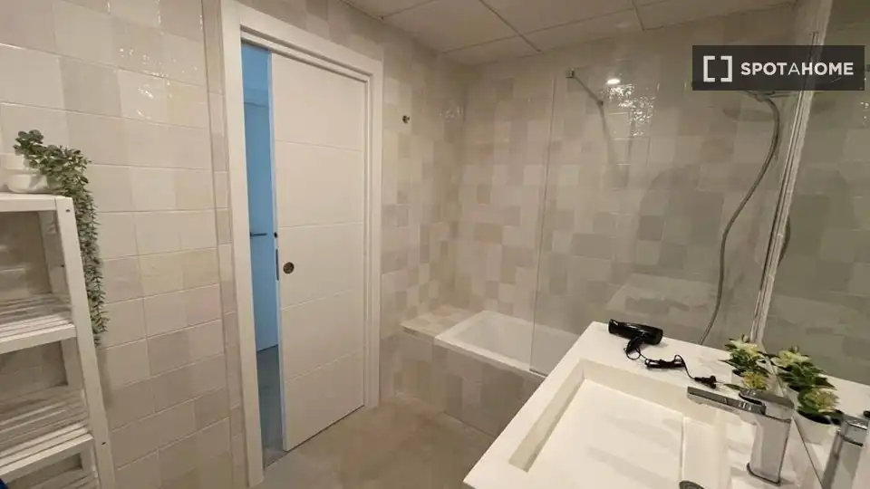 Bany de Apartament per a compartir en Torremolinos amb Aire condicionat, Terrassa i Moblat