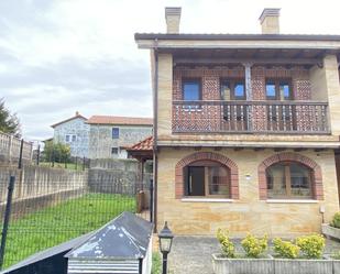 Vista exterior de Casa adosada en venda en Medio Cudeyo amb Calefacció i Balcó