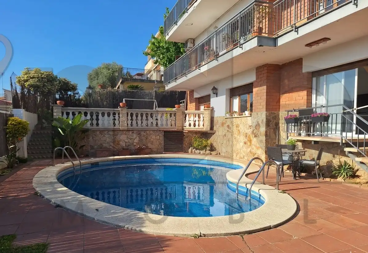 Piscina de Casa o chalet en venta en Arenys de Mar con Calefacción, Jardín privado y Parquet