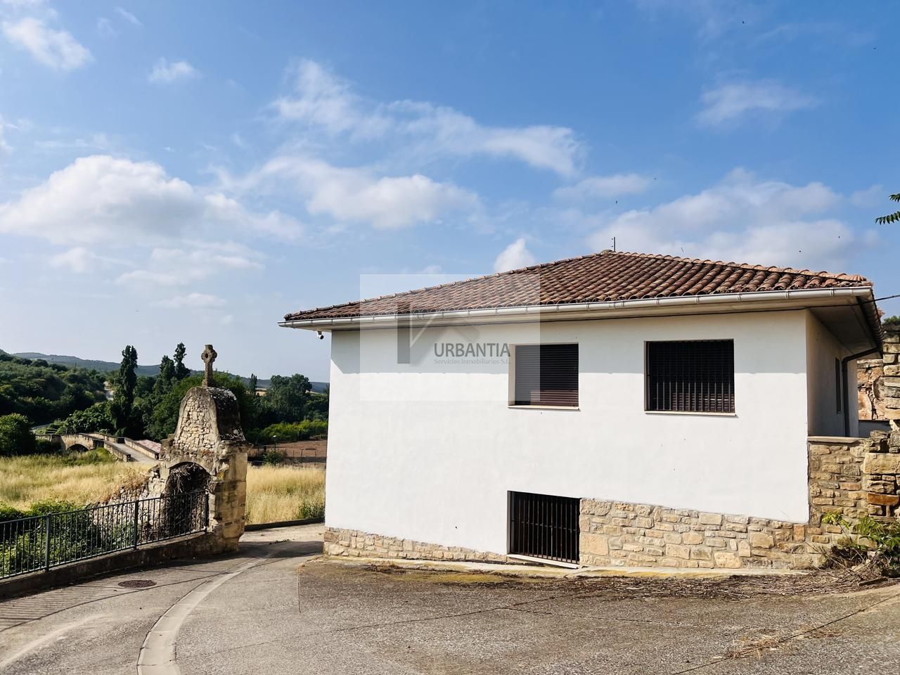 Vista exterior de Casa adosada en venda en Torres del Río amb Jardí privat