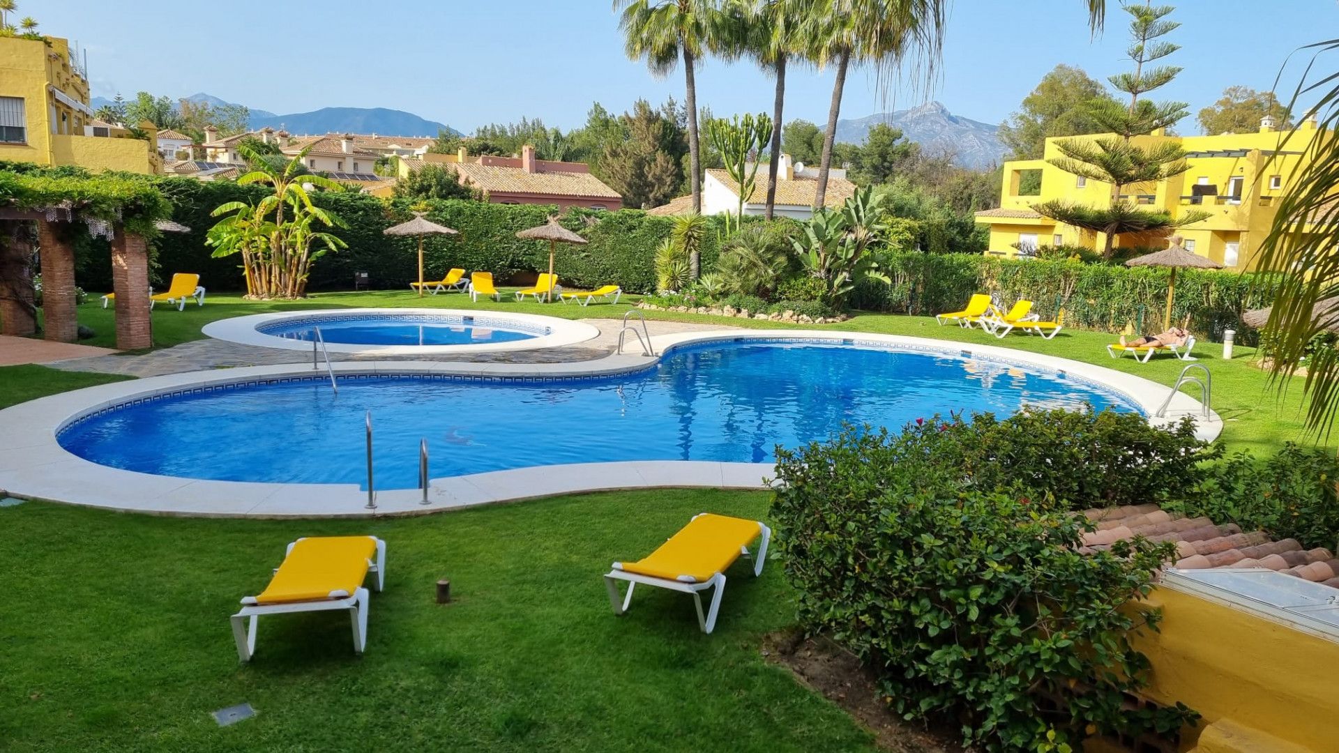 Garten von Maisonette zur Miete in Marbella mit Klimaanlage, Terrasse und Schwimmbad