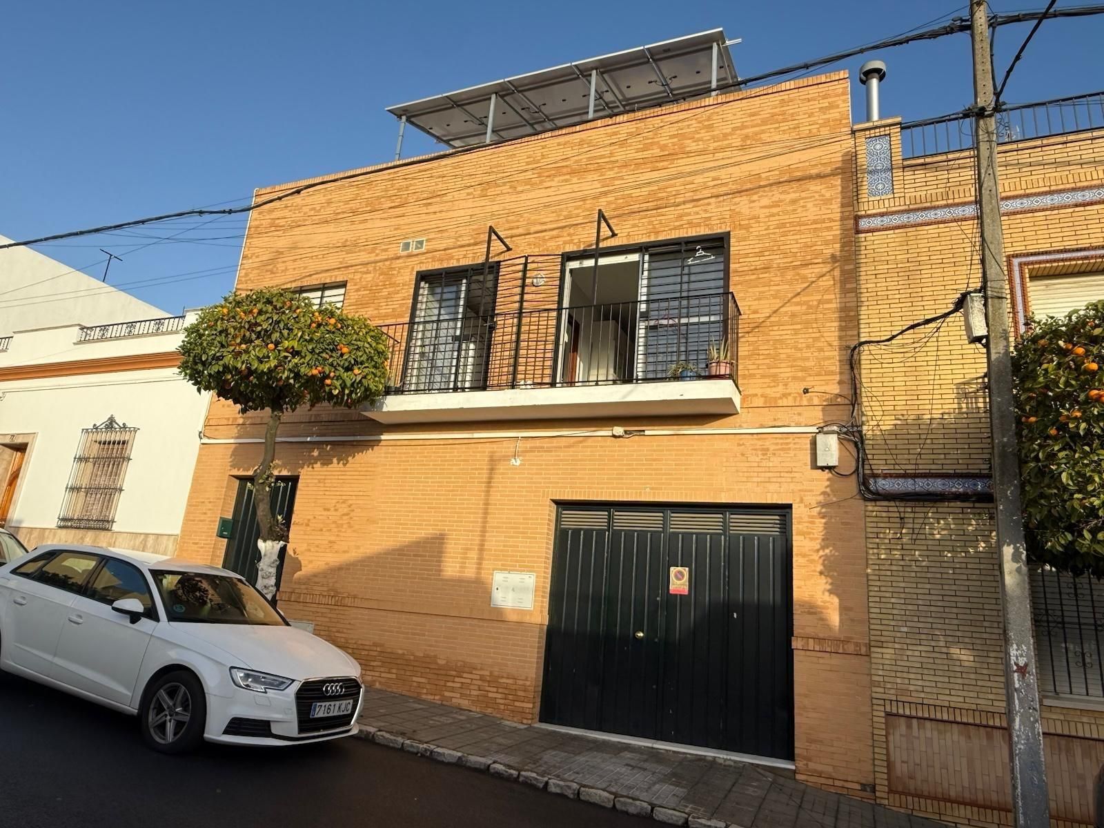 Exterior view of House or chalet for sale in San Juan de Aznalfarache  with Air Conditioner, Terrace and Furnished