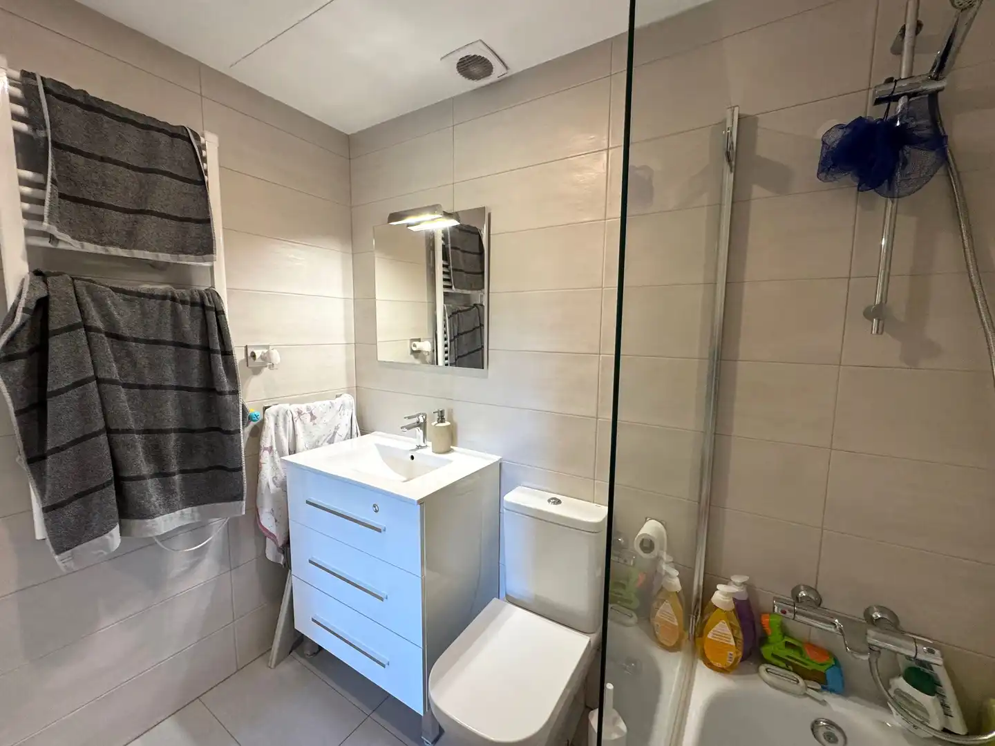 Badezimmer von Wohnung zum Verkauf in Barcelona mit Balkon