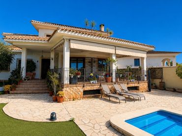 Casa con piscina en venta en Orihuela Costa