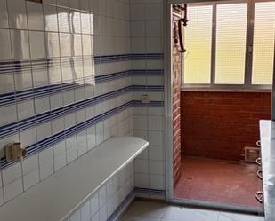 Bathroom of Flat for sale in  Madrid Capital  with Heating and Terrace