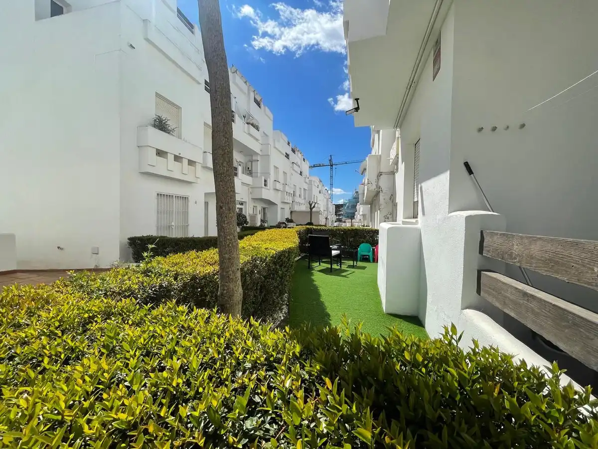Vista exterior de Dúplex en venda en Estepona amb Aire condicionat, Jardí privat i Terrassa