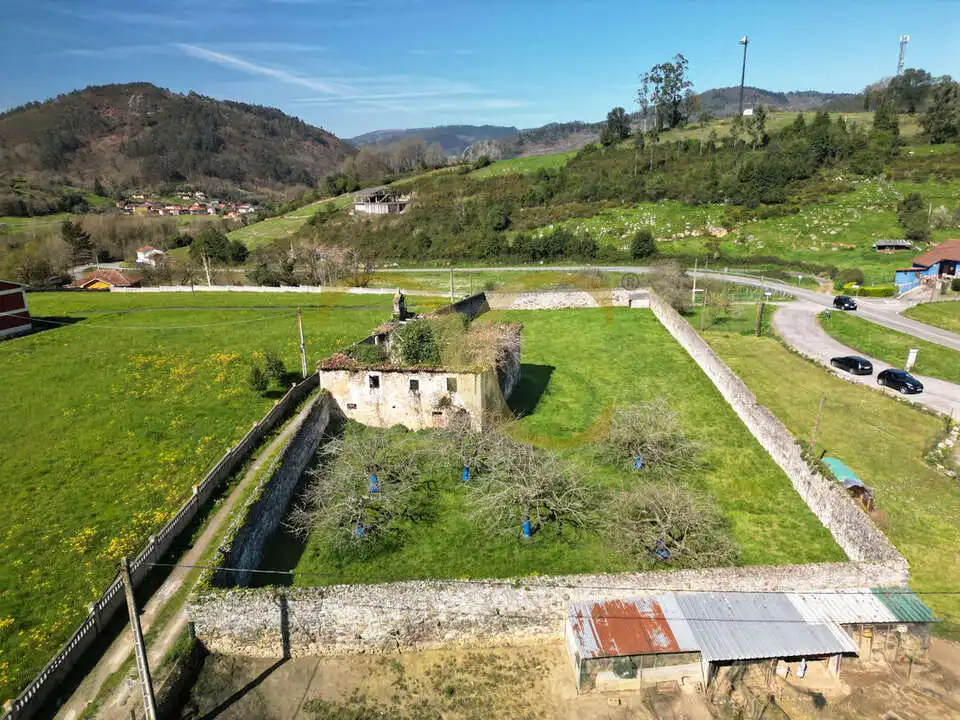 Casa o chalet en venta en Las Regueras   con Jardín privado
