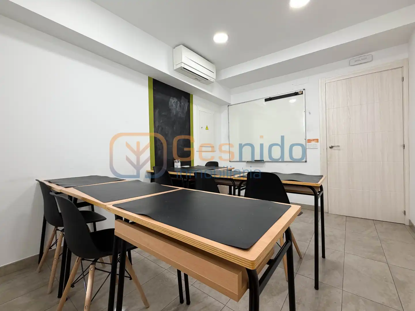 Commercial properties for rent in Segovia  with Air Conditioner