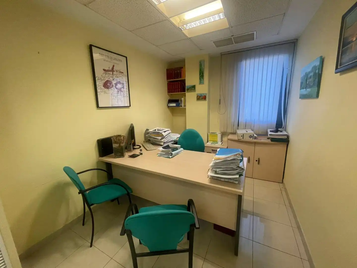 Büro zur Miete in Igualada mit Klimaanlage, Abstellraum und Möbliert