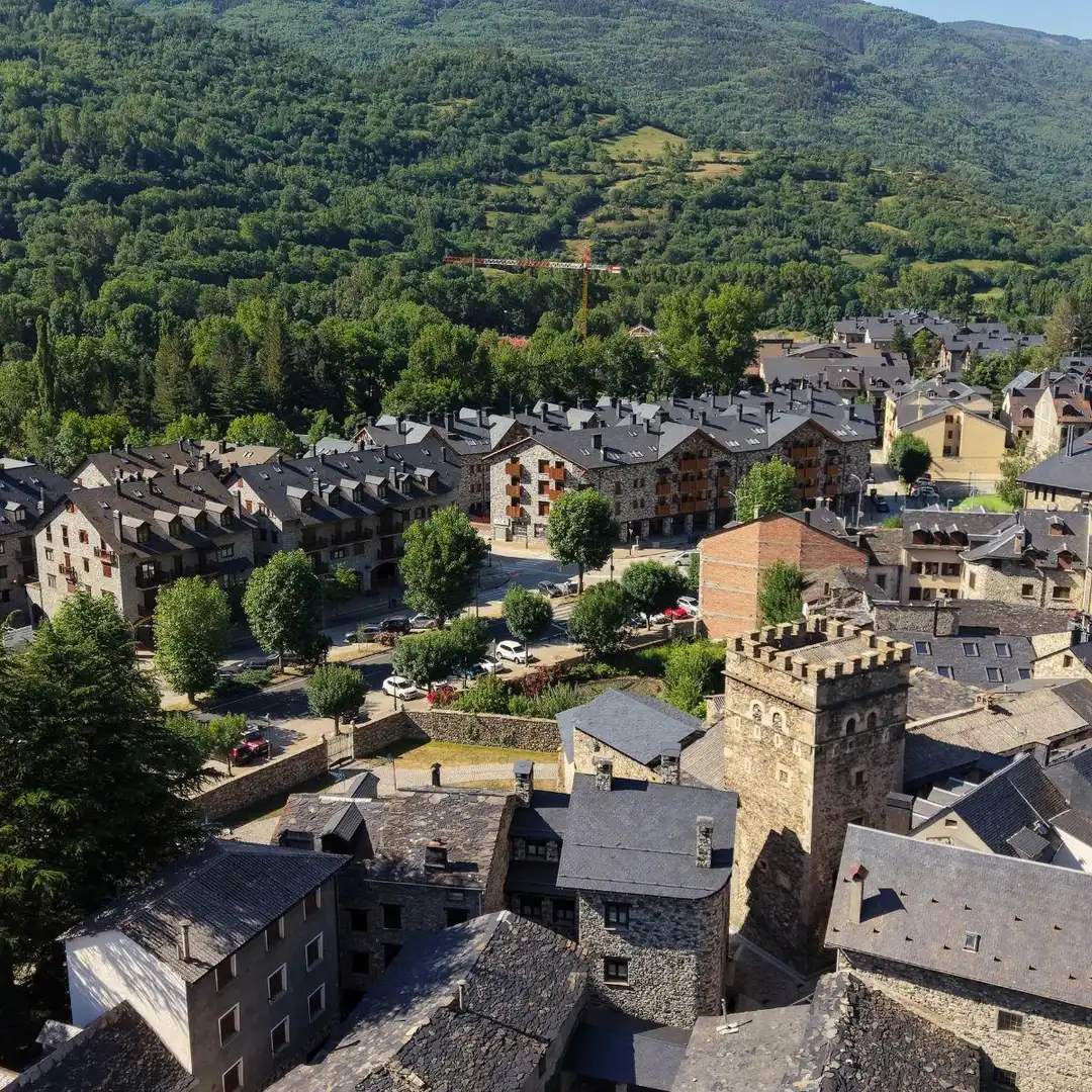 Vista exterior de Finca rústica en venda en Benasque amb Jardí privat