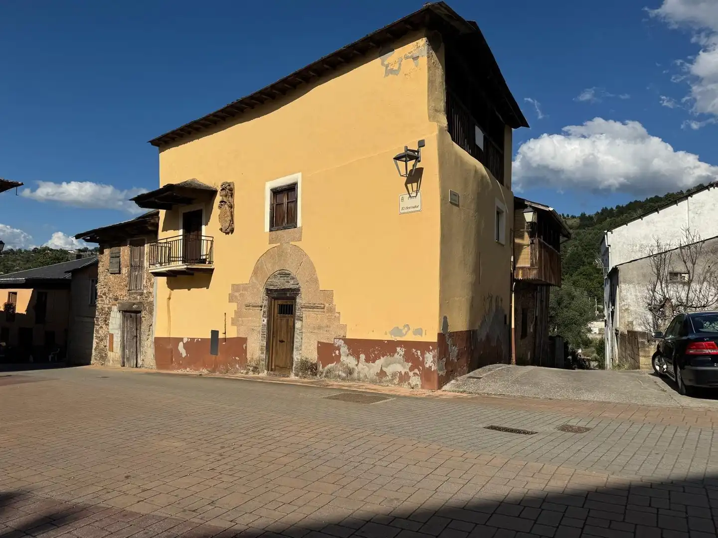 Vista exterior de Casa o xalet en venda en Ponferrada amb Terrassa i Balcó