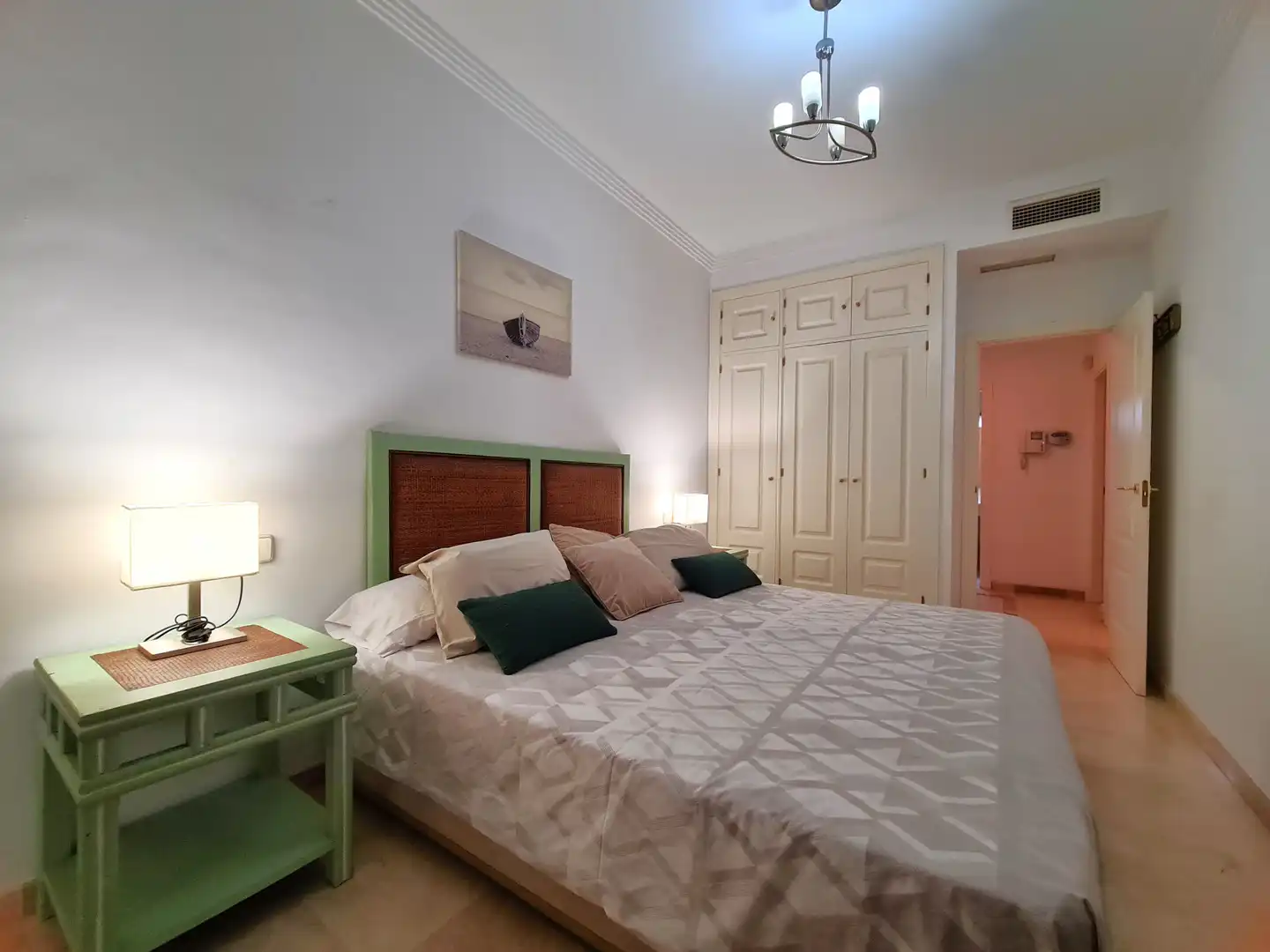 Dormitori de Apartament en venda en Sotogrande amb Jardí privat, Terrassa i Moblat