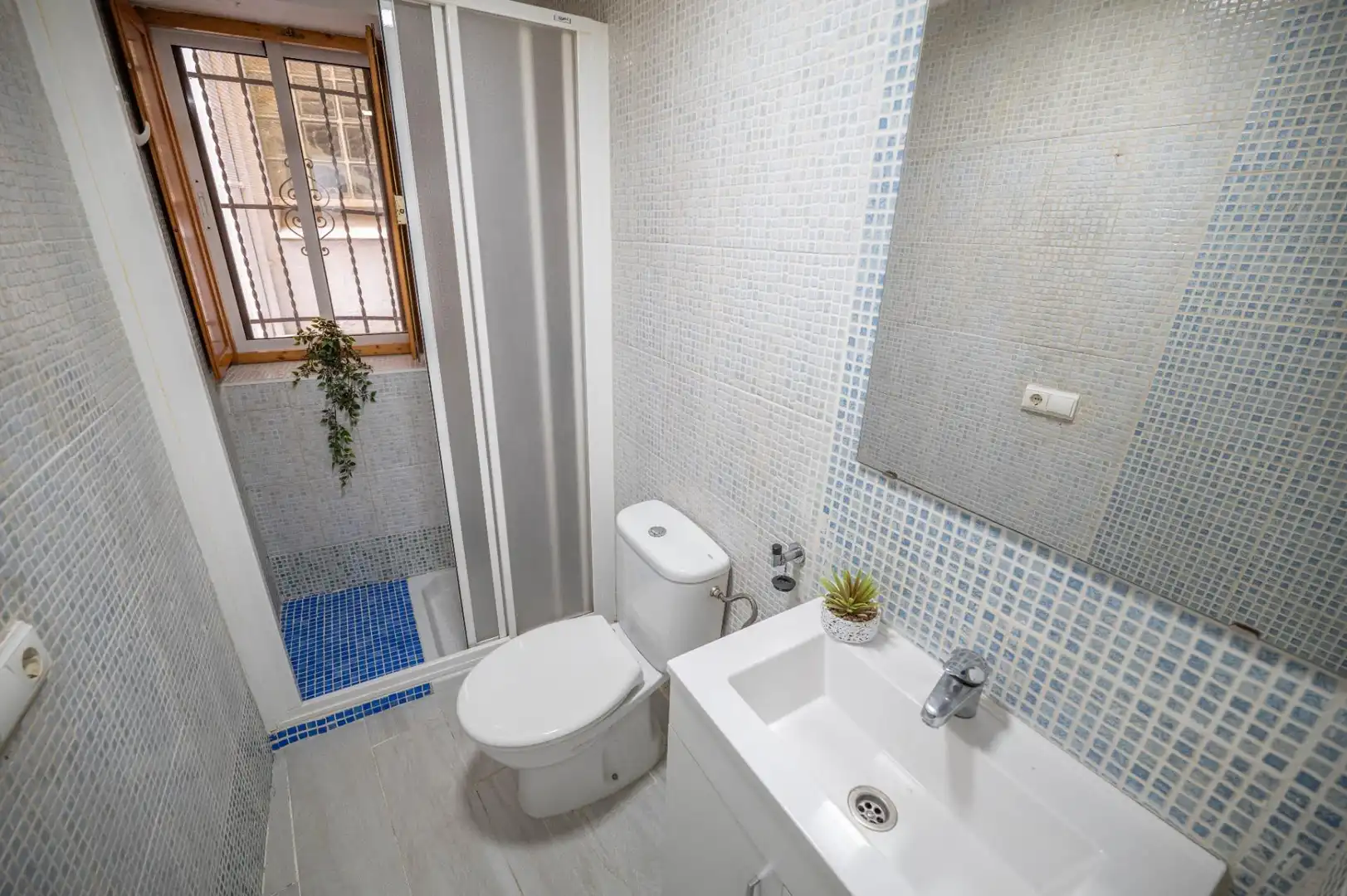 Bathroom of Apartments for sale in Granada  with Furnished