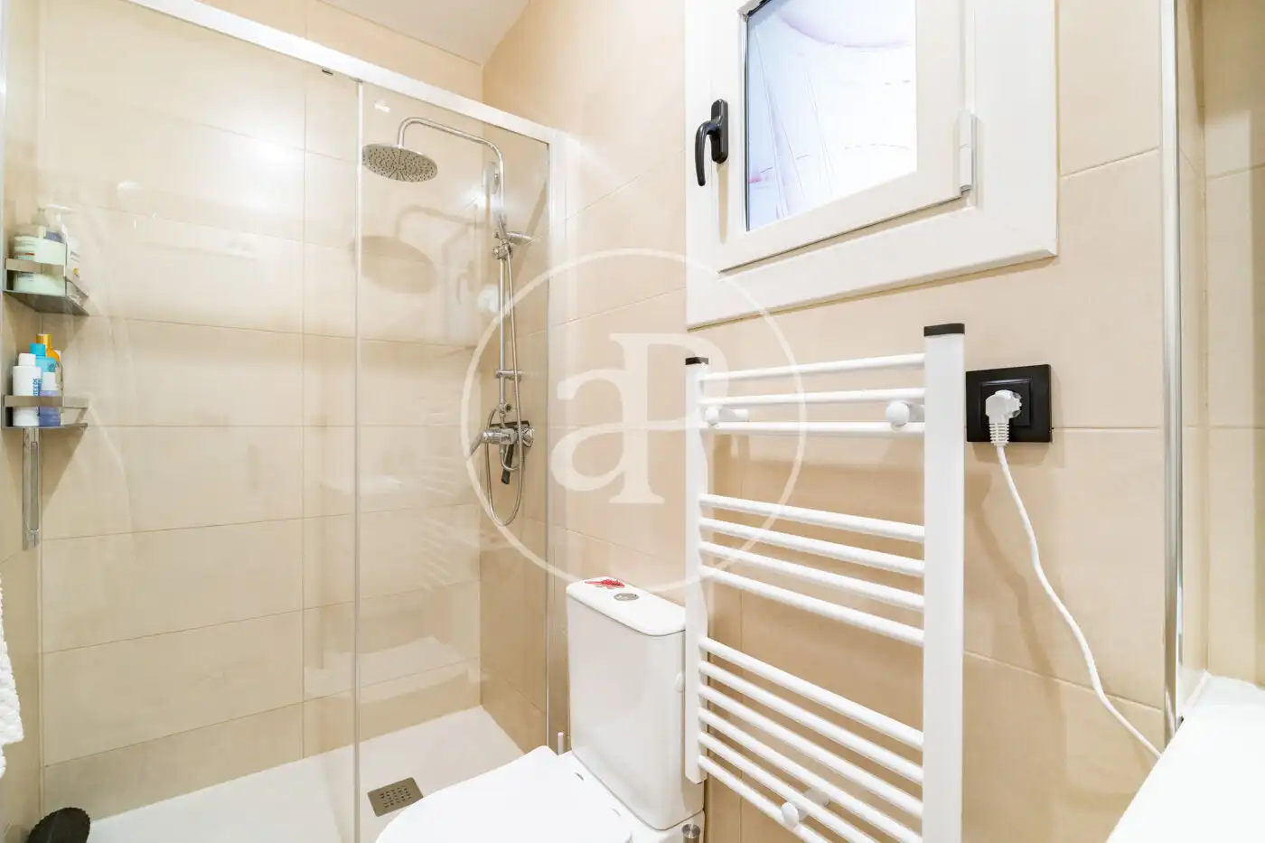 Badezimmer von Wohnung zum Verkauf in Barcelona mit Klimaanlage, Heizung und Terrasse