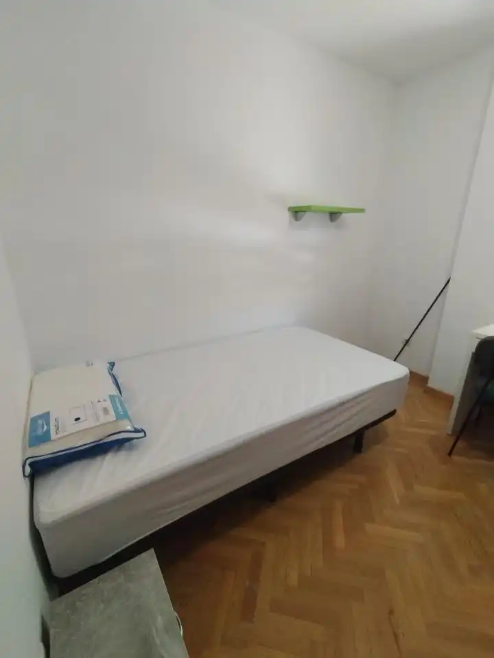Bedroom of Flat for share in Alcalá de Henares  with Air Conditioner and Furnished