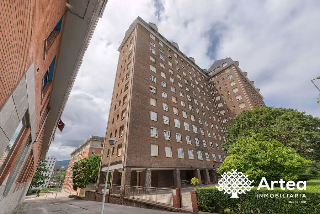 Vista exterior de Pis en venda en Bilbao  amb Calefacció, Jardí privat i Traster