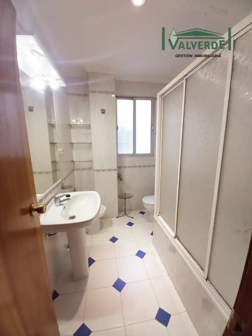 Bathroom of Flat for rent in Granada  with Furnished, Washing machine and Microwave