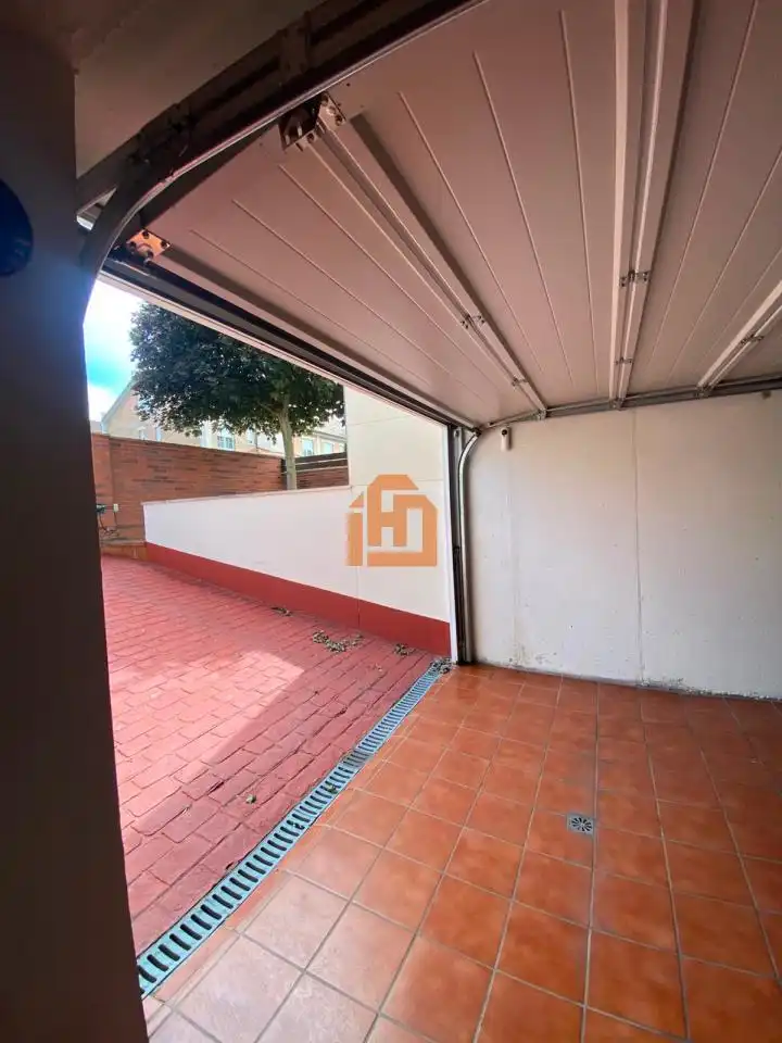 Parking de Casa adosada en venta en San Andrés del Rabanedo con Calefacción, Jardín privado y Trastero