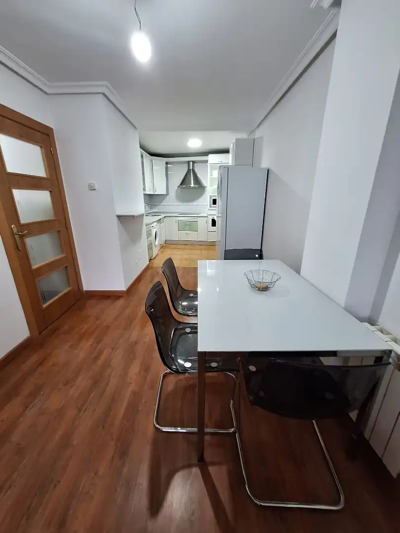Kitchen of Flat for share in León Capital   with Heating, Parquet flooring and Storage room