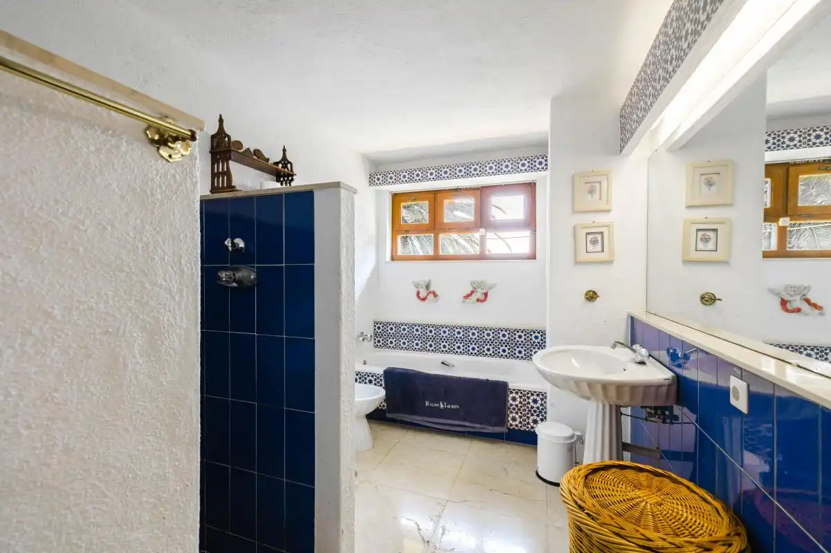 Bany de Casa o xalet en venda en Estepona amb Aire condicionat, Calefacció i Jardí privat