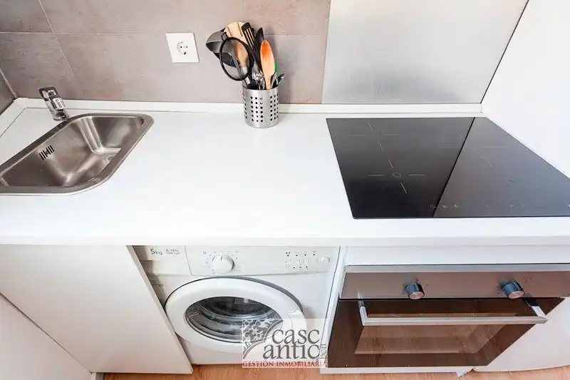 Cuina de Pis en venda en Barcelona amb Parquet, Moblat i Balcó