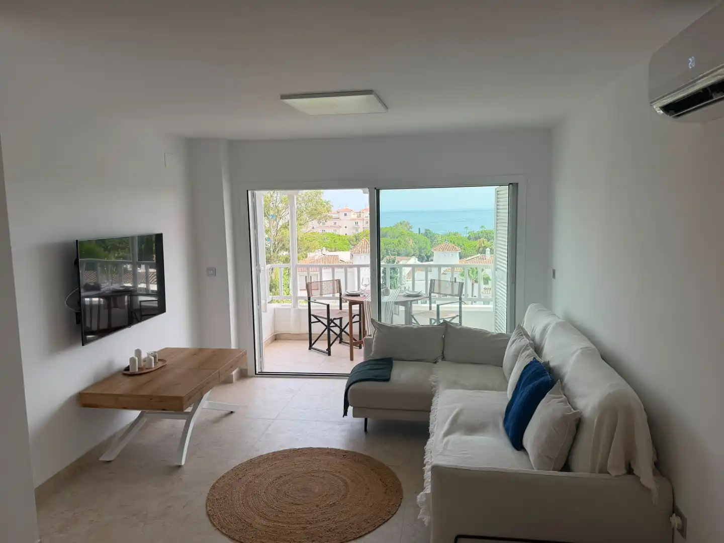 Living room of Attic for rent in Marbella  with Air Conditioner, Terrace and Furnished