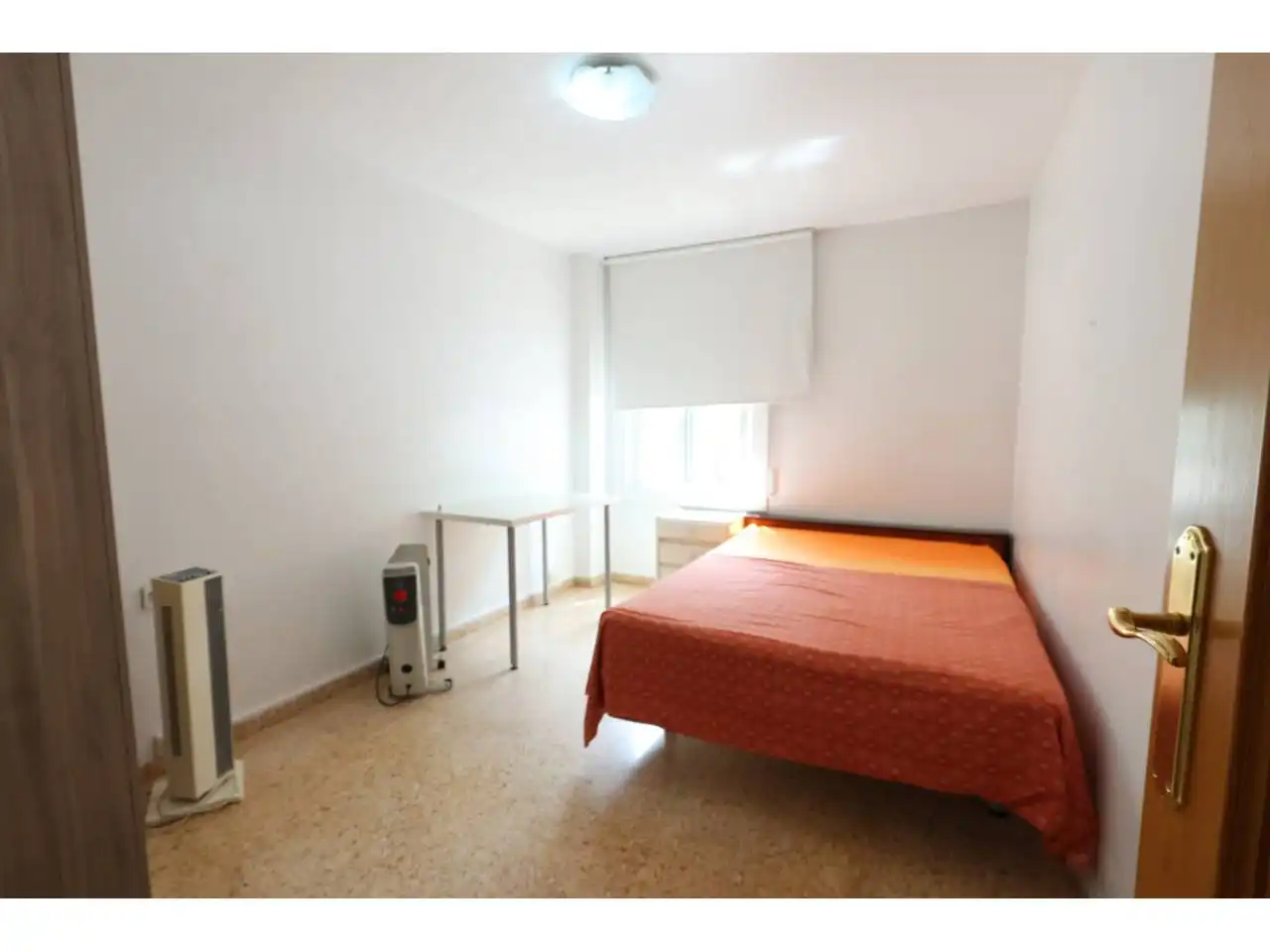 Habitación de Piso en venta en L'Hospitalet de Llobregat con Amueblado y Balcón