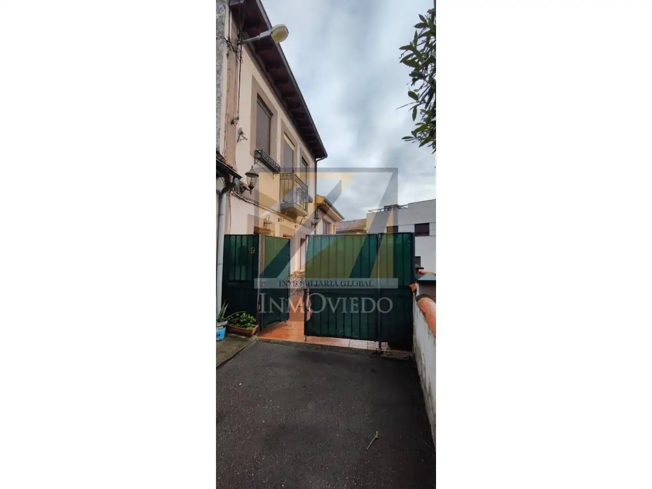 Vista exterior de Casa o chalet en venta en Oviedo  con Calefacción, Terraza y Alarma