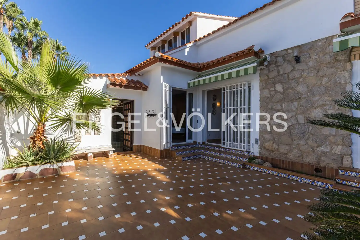 Vista exterior de Casa o xalet en venda en Sagunto / Sagunt amb Aire condicionat, Calefacció i Jardí privat