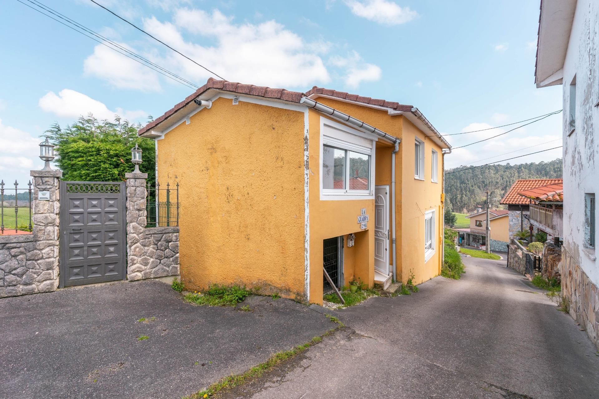 Vista exterior de Casa o xalet en venda en Castrillón amb Calefacció, Jardí privat i Terrassa