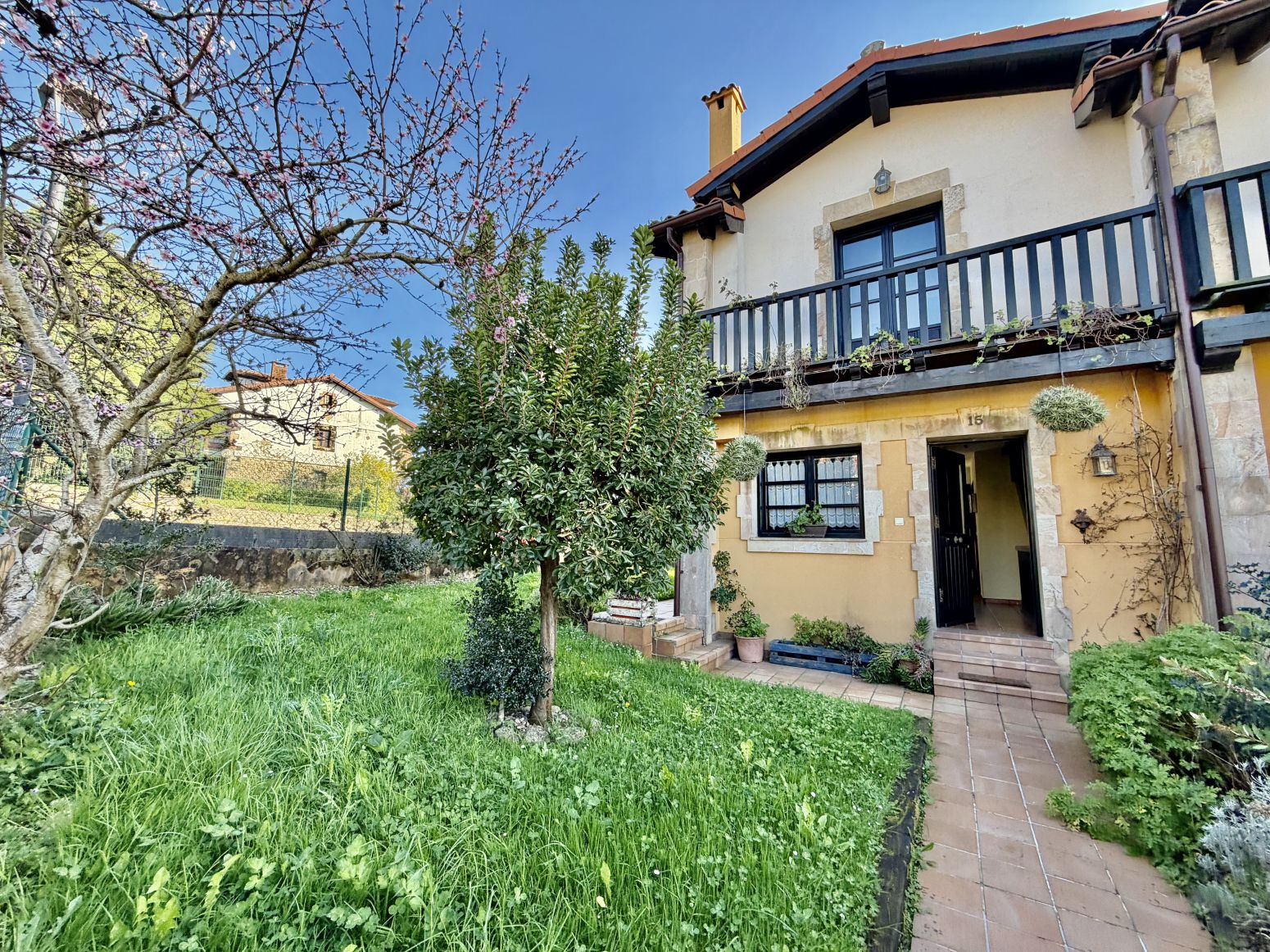 Jardí de Casa adosada en venda en Santillana del Mar amb Calefacció, Jardí privat i Moblat