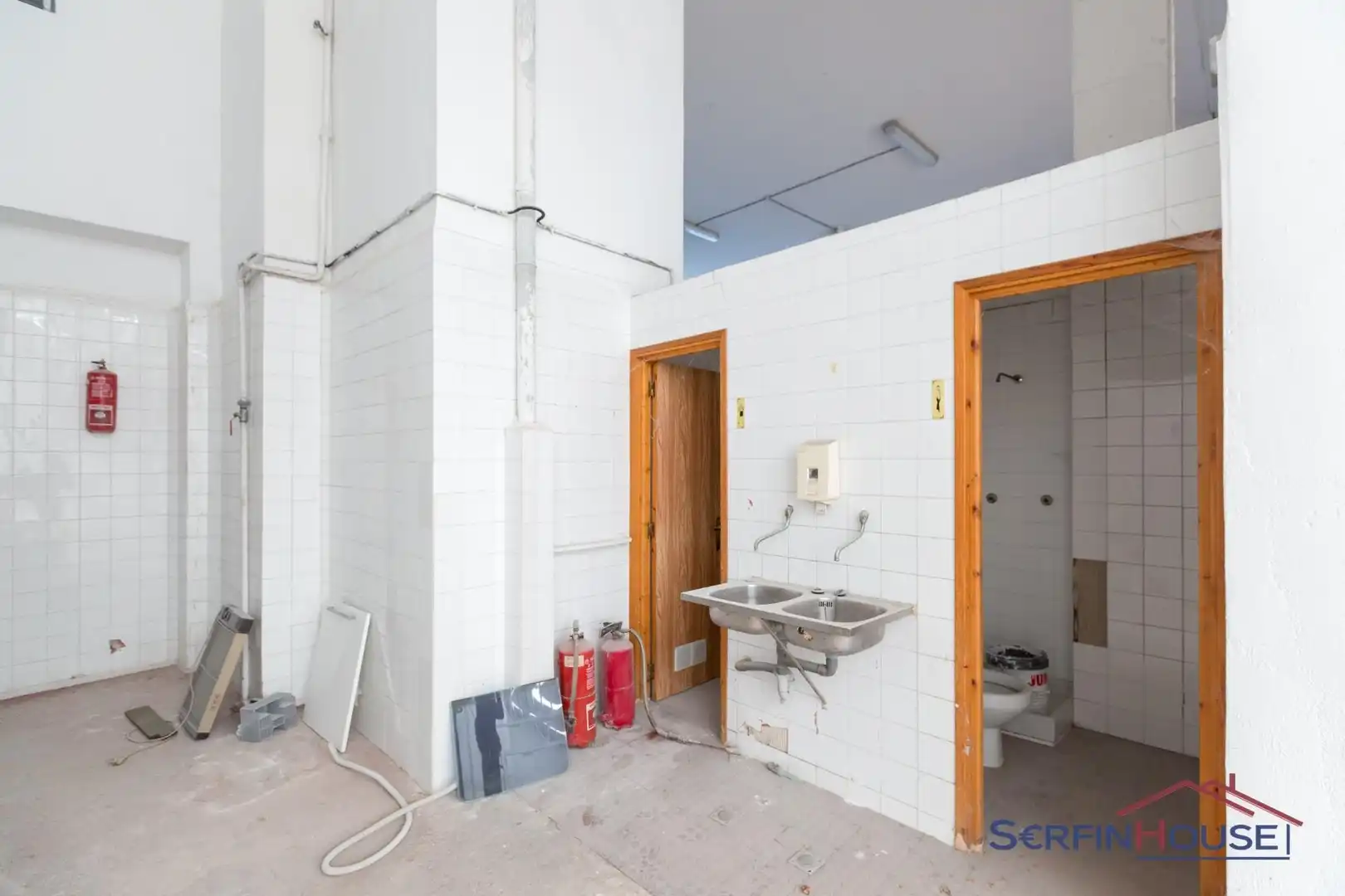 Badezimmer von Fabrikhallen zum Verkauf in Santoña