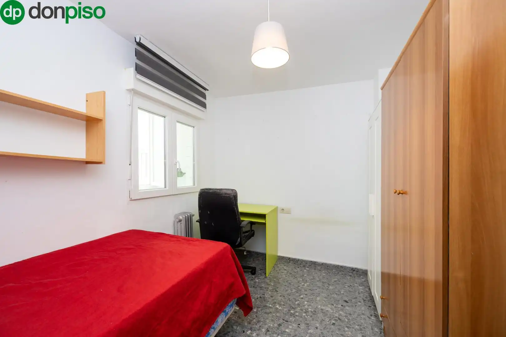 Dormitori de Apartament en venda en Granada amb Calefacció