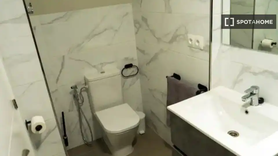 Badezimmer von Wohnungen zur untervermieten in Málaga mit Klimaanlage, Terrasse und Möbliert