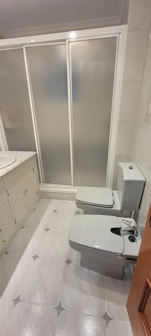 Bathroom of Flat for rent in Madrid  with Air Conditioner, Heating and Terrace
