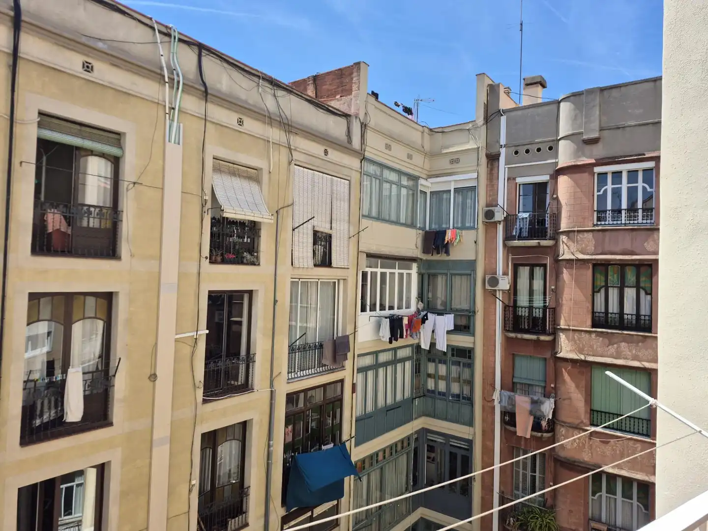 Vista exterior de Piso en venta en Barcelona con Calefacción y Balcón