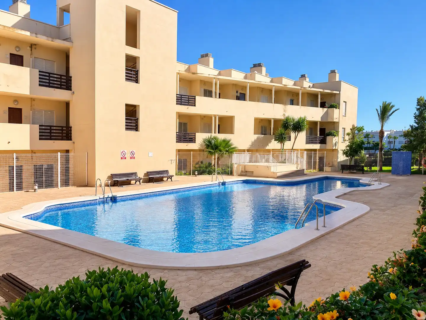 Piscina de Pis en venda en Almería amb Aire condicionat, Terrassa i Balcó