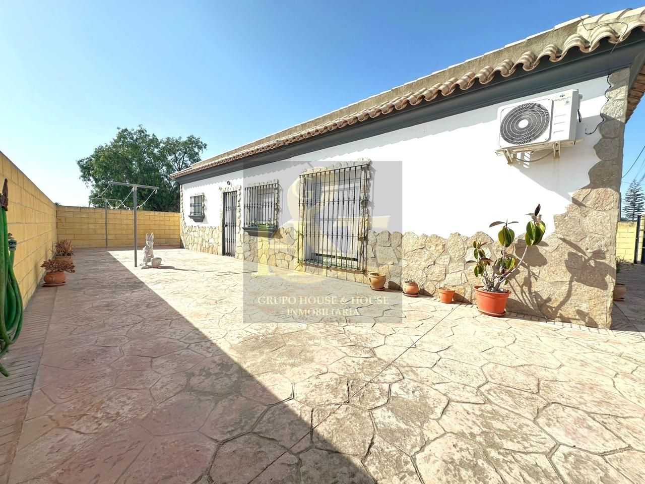 Vista exterior de Casa o xalet en venda en Sanlúcar de Barrameda amb Aire condicionat