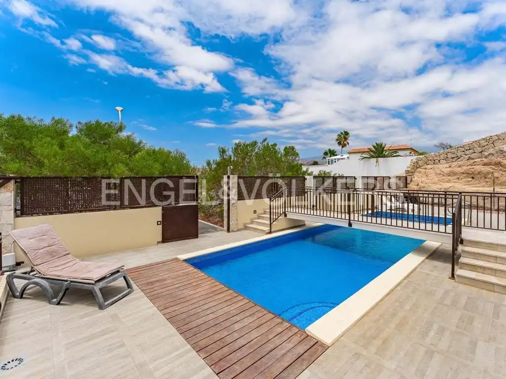 Vista exterior de Casa o xalet en venda en Granadilla de Abona amb Aire condicionat, Terrassa i Piscina