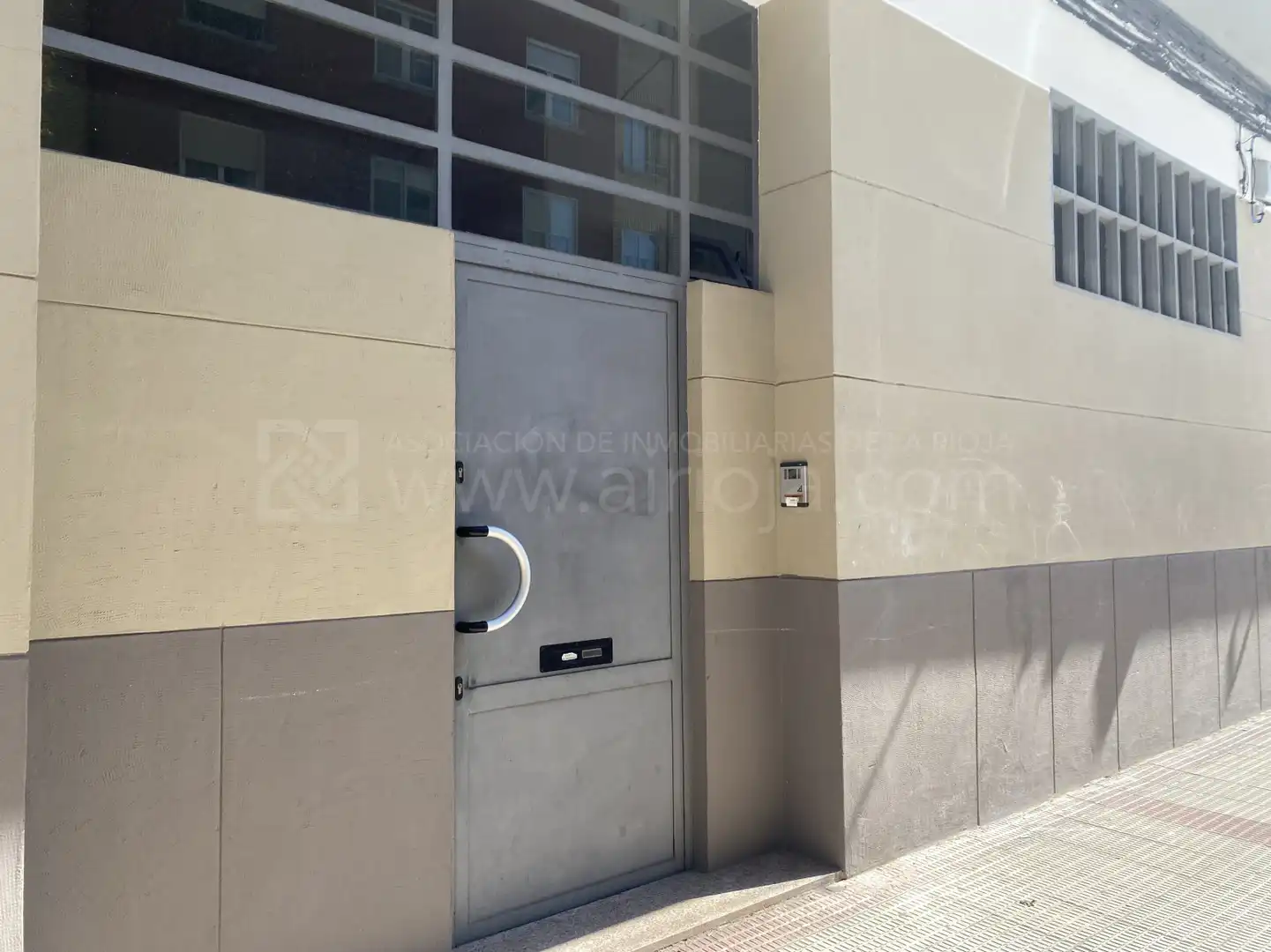 Vista exterior de Local en venta en  Logroño