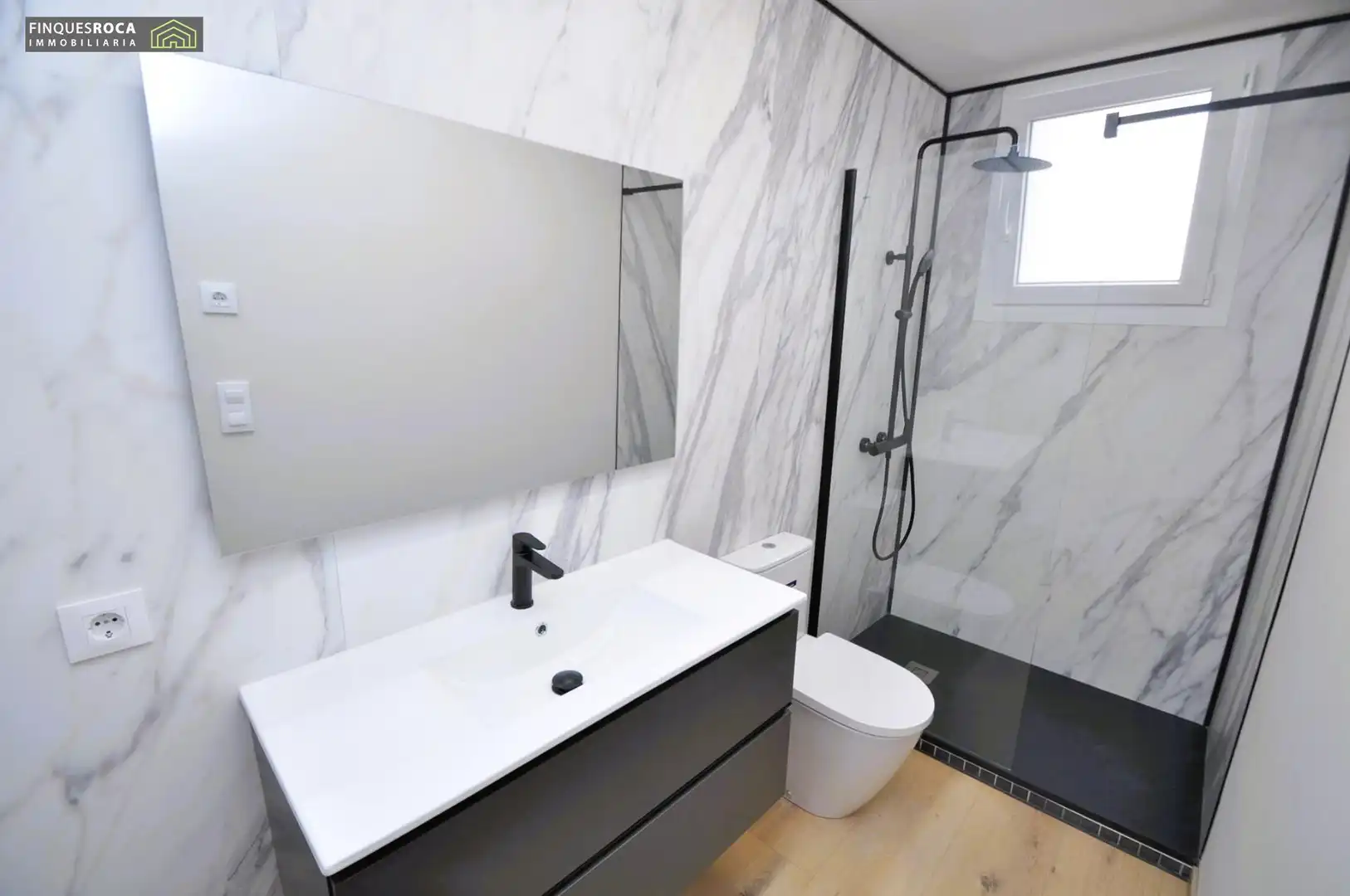 Bathroom of Flat for sale in La Ràpita  with Parquet flooring