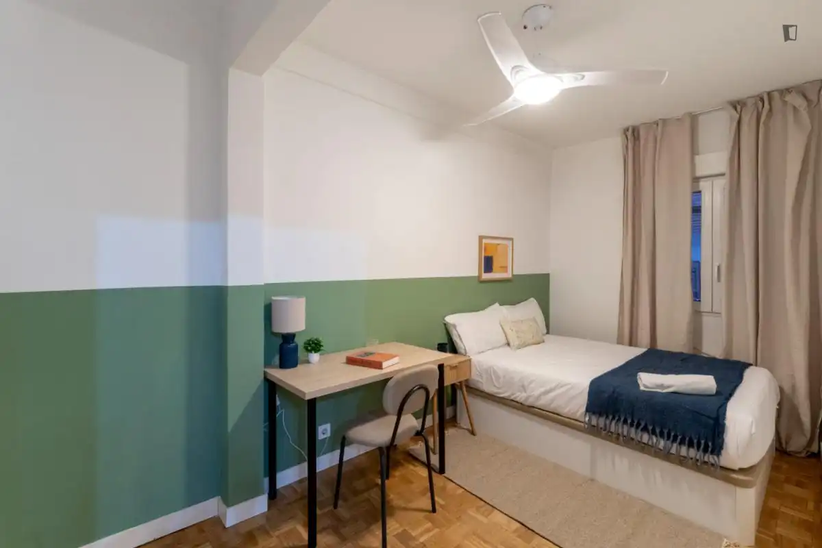 Schlafzimmer von Wohnungen zur untervermieten in Madrid mit Möbliert, Ofen und Waschmaschine