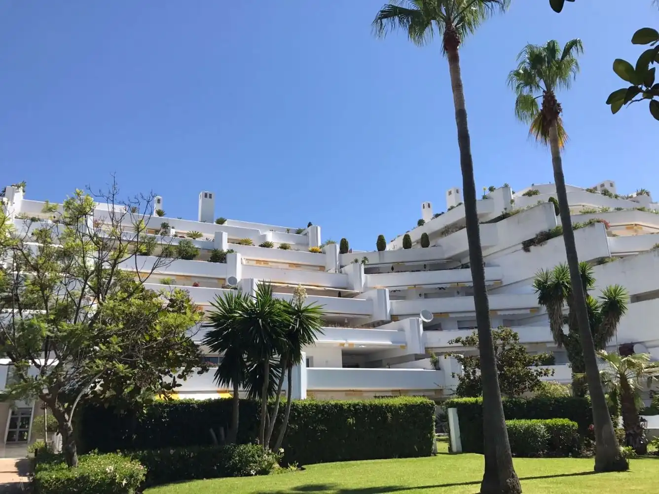 Außenansicht von Maisonette zum Verkauf in Benahavís mit Klimaanlage, Terrasse und Schwimmbad
