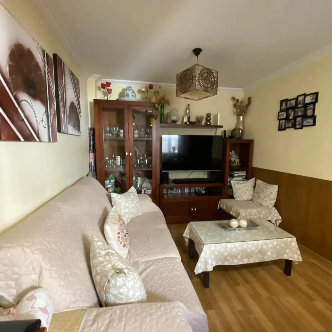 Sala de estar de Casa adosada en venta en Dos Hermanas con Aire acondicionado, Parquet y Trastero