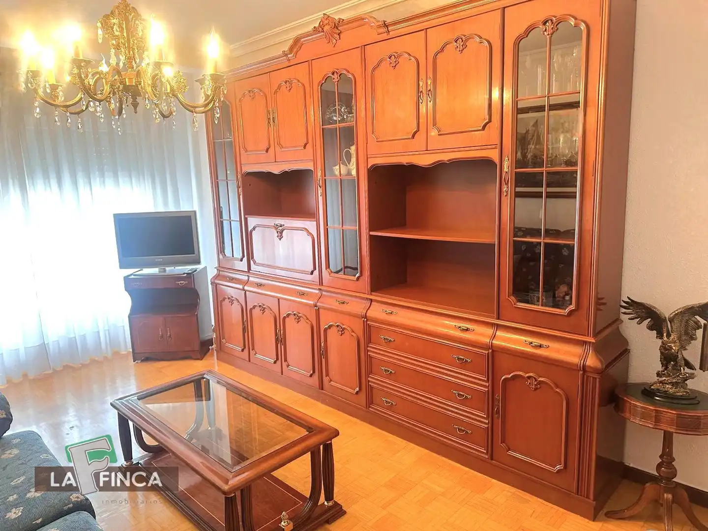Sala de estar de Piso en venta en Oviedo  con Calefacción, Parquet y Amueblado