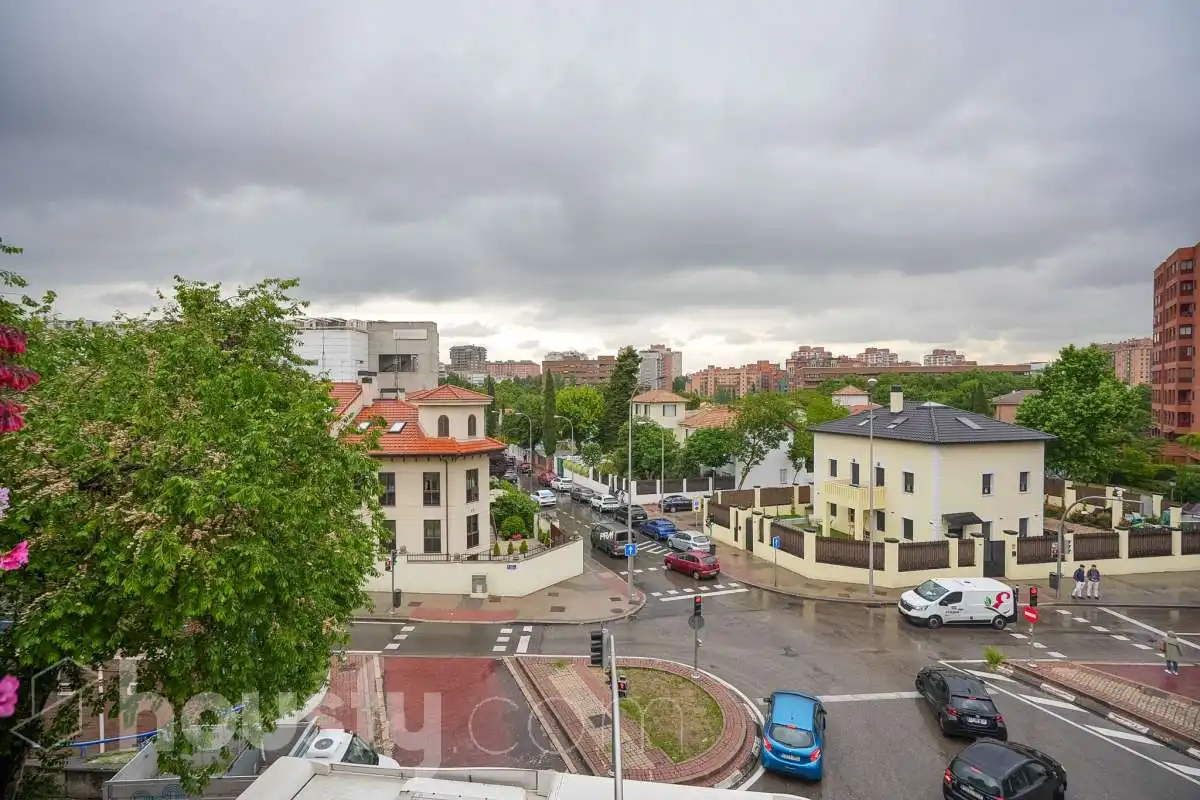 Vista exterior de Pis en venda en Madrid amb Calefacció, Parquet i Terrassa