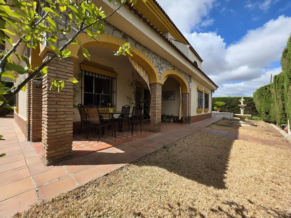 Chalet con piscina en venta en Palomares del Río, imagen 2