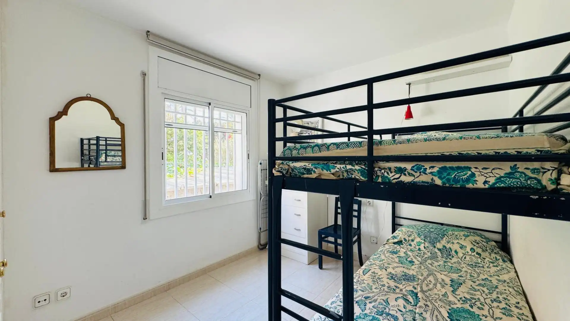 Schlafzimmer von Erdgeschoss zur Miete in Vilanova i la Geltrú mit Klimaanlage, Heizung und Terrasse