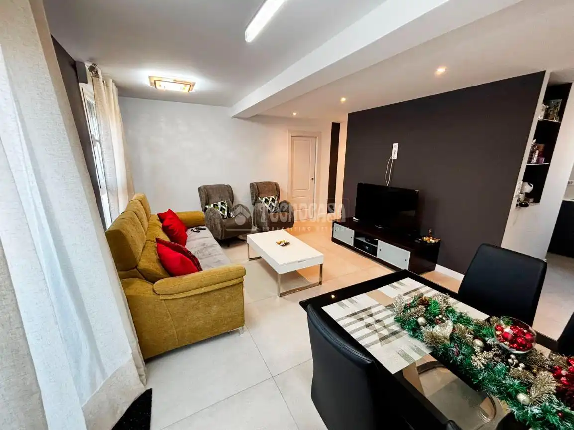 Living room of Flat for sale in Zaragoza  with Heating, Terrace and Furnished