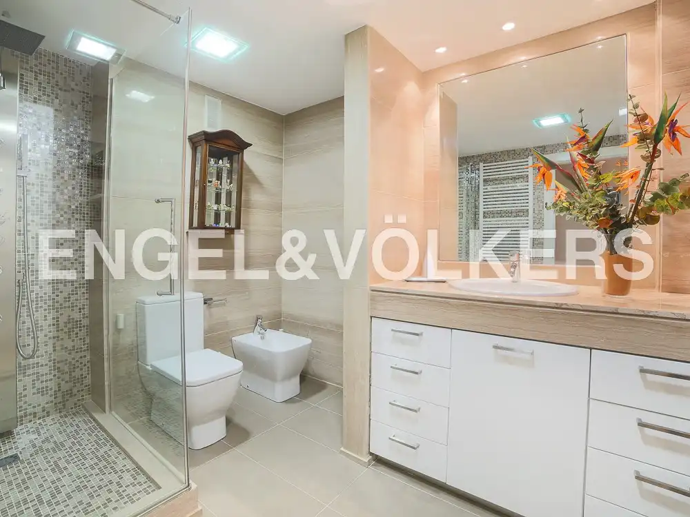 Bathroom of Flat for sale in Valencia  with Air Conditioner, Heating and Terrace